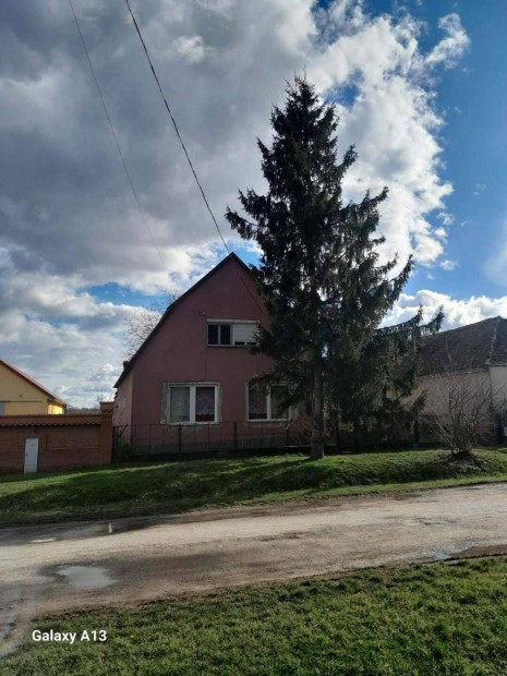 Gerd�n csal�di h�z elad�