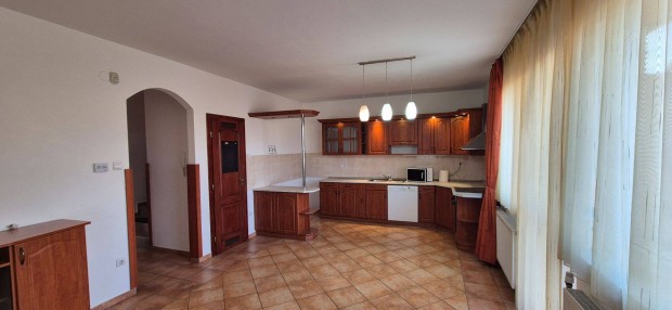 Ger�bytelepen nappali+4 szob�s sorh�z elad�!