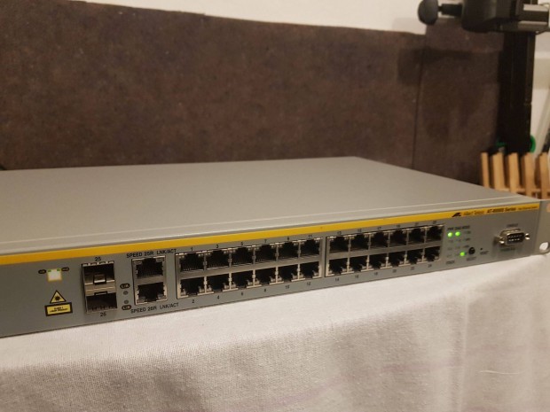 Gigabit Swith, 24 port, mkd, AT-8000S/24, menedzselhet, rack