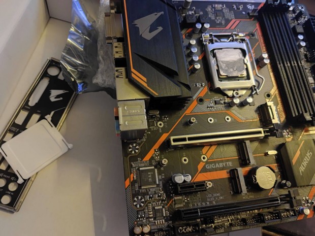 Gigabyte B365 M Aorus Elite és i3 9100F cpu