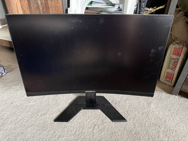 Gigabyte G27FC gamer monitor ívelt