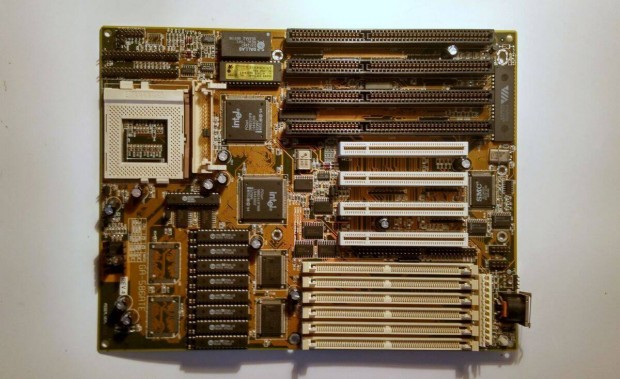 Gigabyte GA-586ATE Alaplap socket7(PGA321) kb.1996 (teszteletlen)