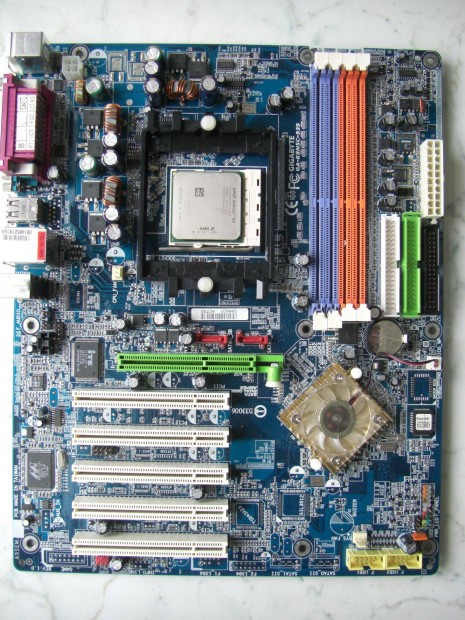 Gigabyte GA-K8NSC-939 (AGP)+Athlon 64 3800+