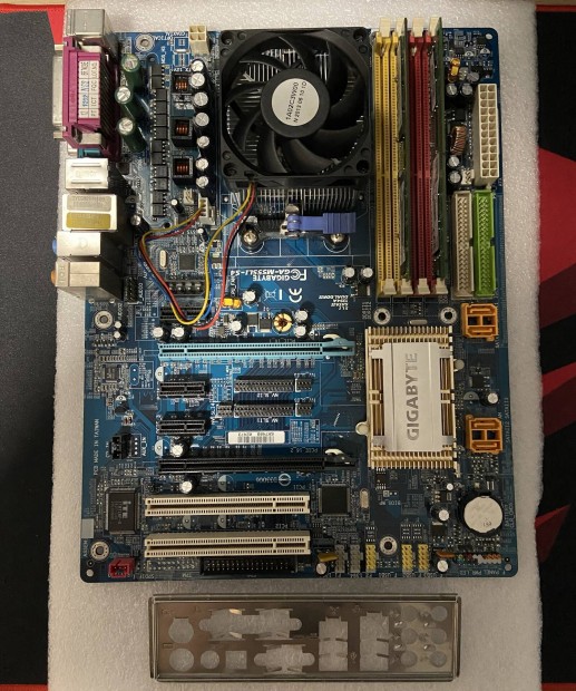 Gigabyte GA-M55SLI-S4 - AMD Arhlon 64 X2 - 1,5GB memria