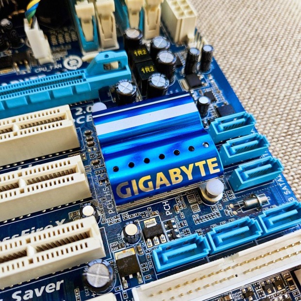 Gigabyte GA-P55-U3L + i5 650 + 4GB DDR3 flkonfig