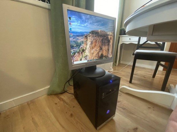 Gigabyte PC 8G RAM, 128G SSD Philips 17" monitor Win10 Pro