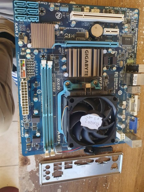 Gigabyte alaplap+ Athlon X3 Processzor