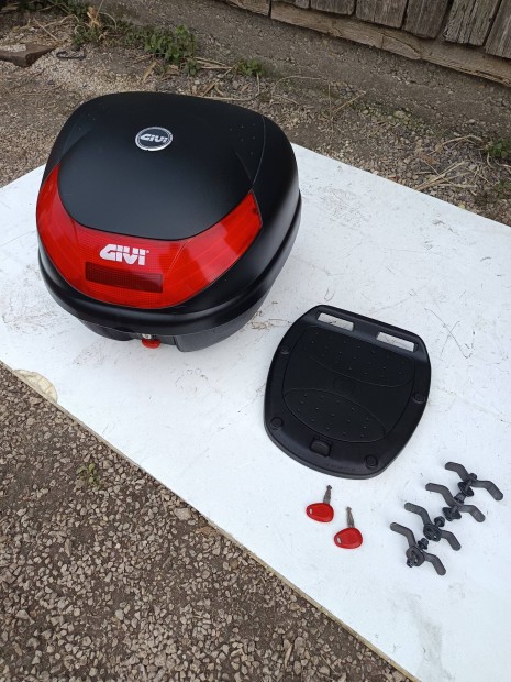 Givi 300 sisaktart doboz elad 