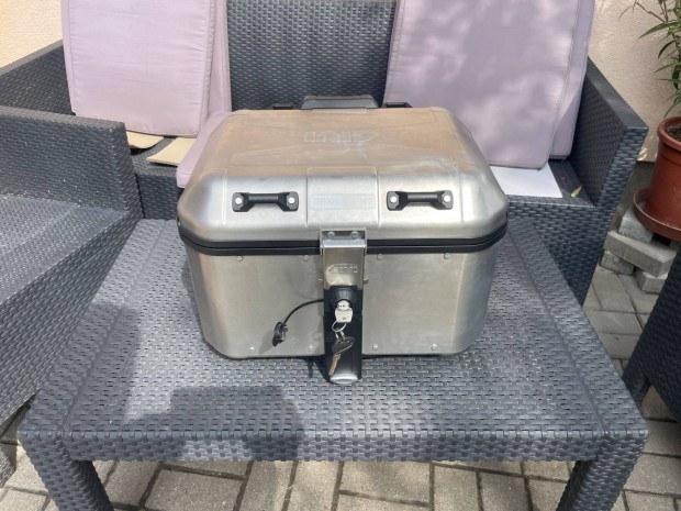 Givi 46 literes monokey alumínium doboz háttámlával