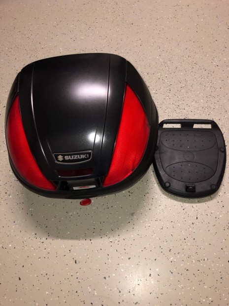 Givi E37 gyri Suzuki motoros doboz + platni