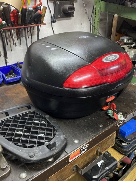 Givi Simply motoros koffer doboz túradoboz ingyen foxposttal