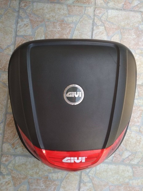 Givi doboz koffer + tartóplatni + 2 kulcs