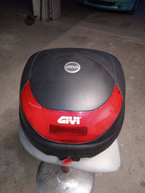 Givi motoros doboz sisak tart