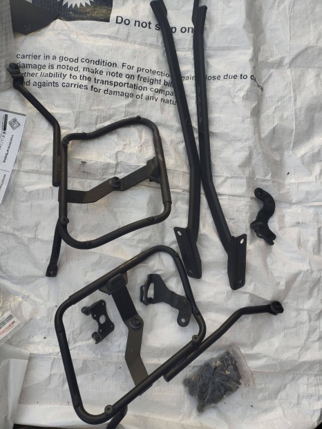 Givi oldal �s h�ts� csomagtart� ismeretlen t�pusra