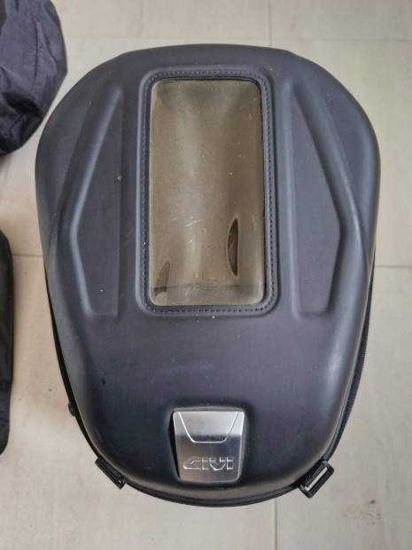 Givi tanktáska tanklockos