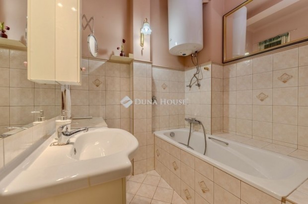 Gizella �ton 2+1 szoba hallos k�t erk�lyes lak�s