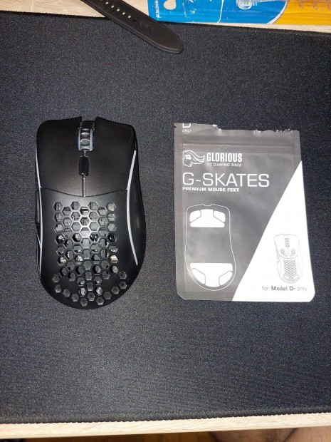 Glorious Model D- Wireless + Teljes G-Skates Mouse Feet szett - Garanc