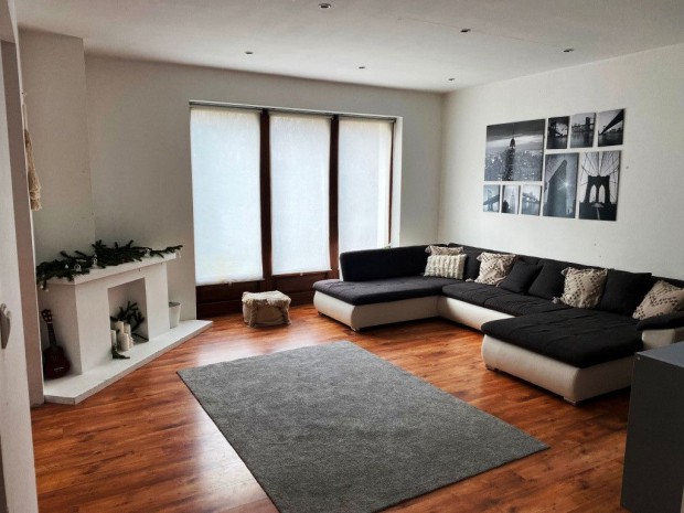Gd, Pacsirta utca, 200 m2-es, csaldi hz, 4 szobs, tlagos llapot
