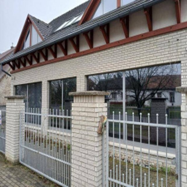 Gödöllő 900m2 üzleti célra