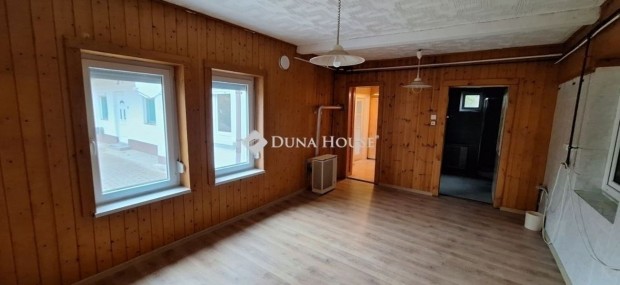 G�d�ll�i elad� 142 nm-es h�z