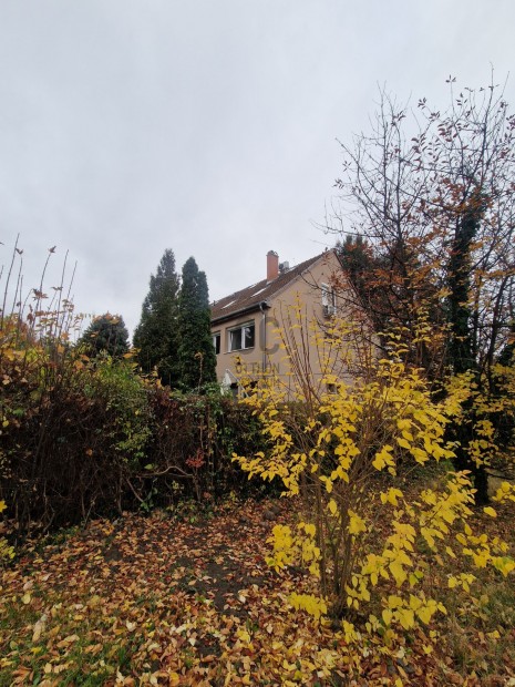 G�d�ll�n csendes, kertv�rosi k�rnyezetben, 3 szob�s, erk�lyes LAK�S, g