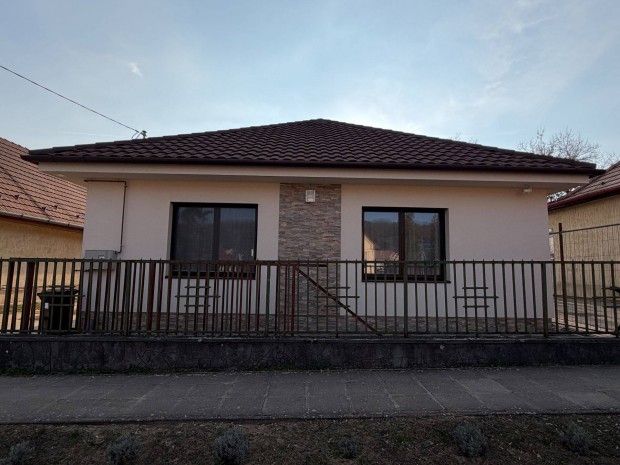 G�d�ll�n elad� egy teljesk�r�en fel�j�tott, egyszintes csal�di h�z