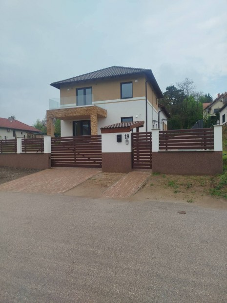 Gödöllőn eladó új építésű lakás saját telekrésszel