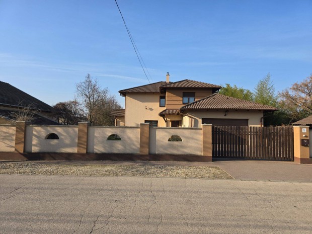 G�d�n elad� 245 nm alapter�let� 6 szob�s, konyha-nappalis csal�di h�z