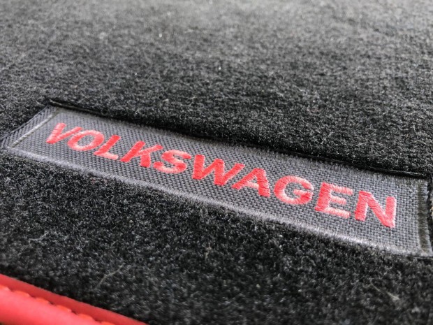 Golf V - Volkswagen feliratú piros szegésű szövet szőnyeg szett