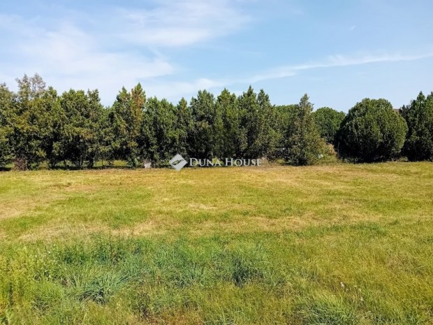 G�ny�i elad� 822 nm-es telek