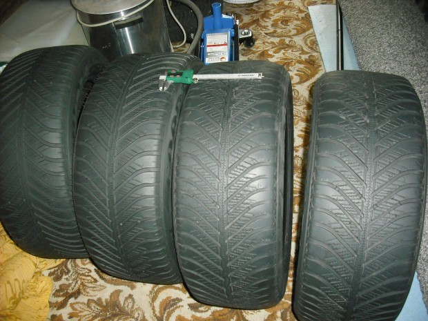Goodyear 4 évszakos 225/50/17-es gumik eladó