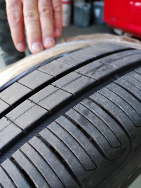 Goodyear Efficientgrip Performance 195/60 R18 96H ny�ri gumik