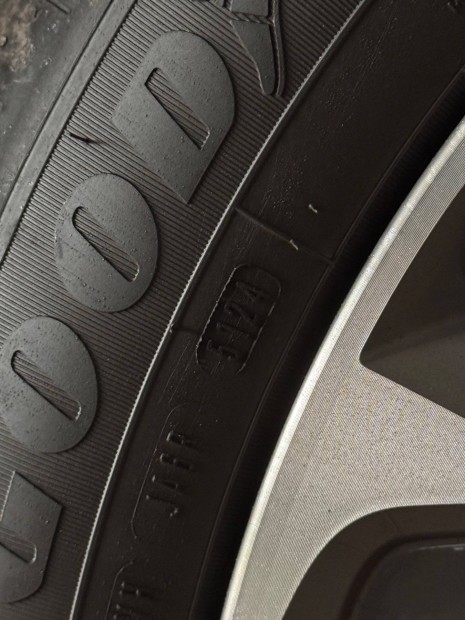 Goodyear Efficientgrip Performance SUV Gumiabroncs 235/50R20 104W