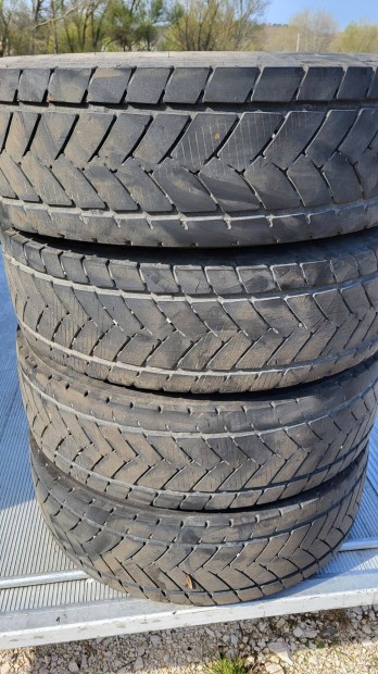 Goodyear-Kmax 215/75R17,5 4 db h�z�