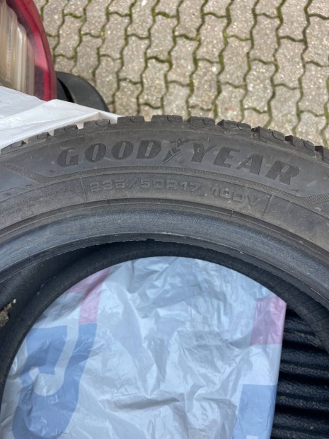 Goodyear Ultragrip performance+ 235/50 R17 100V 4 db