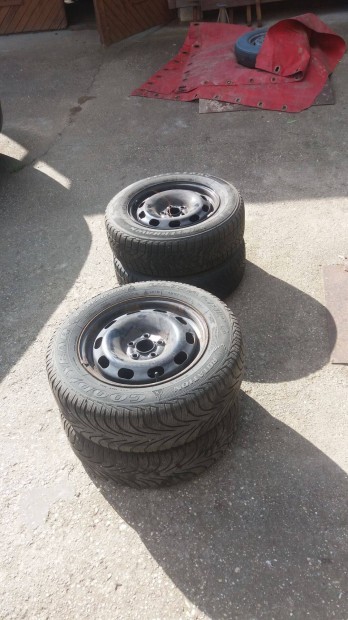 Goodyear és Firestone téli gumi + felni garnitúra
