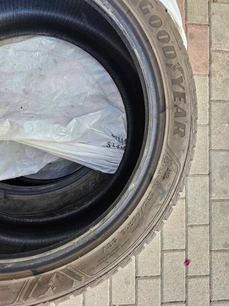 Goodyear ultragrip teli gumi eladó 235/45 R18