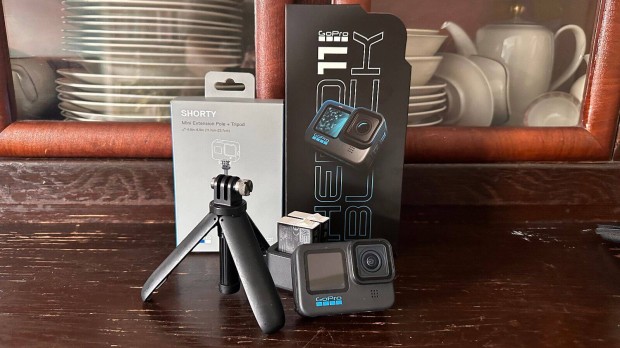 Gopro Hero 11 Black - 5.3k akciókamera - 3 akku, dupla töltő, Shorty