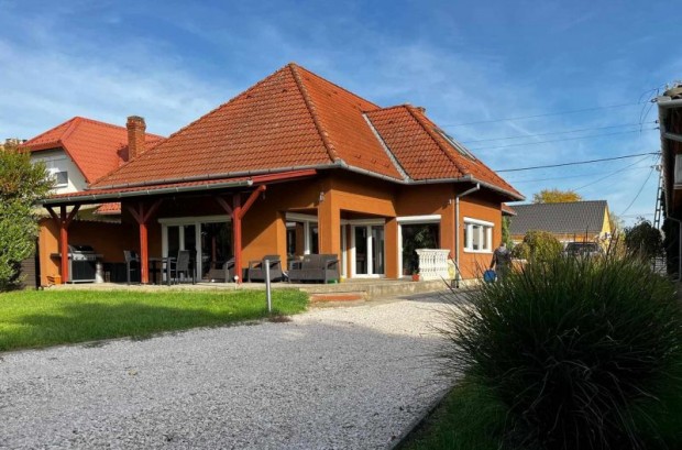 Görcsönyben 4 szobás, újszerű családi ház eladó!