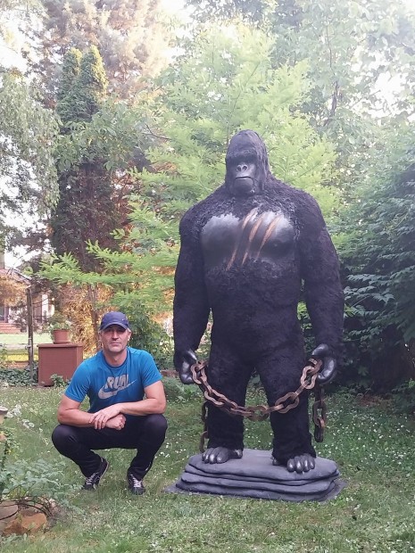 Gorilla szobor 