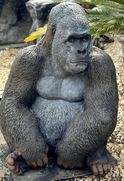 Gorilla-szobor...