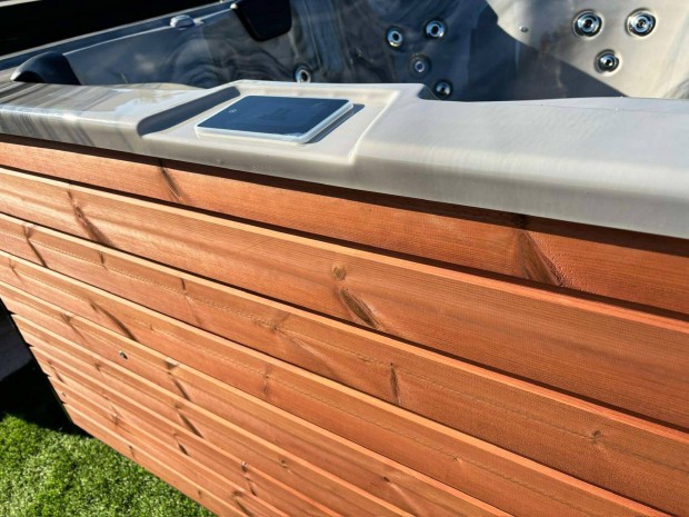 Grande Négyszögletes akril 8 személyes 3 kw elektromos dézsafürdő