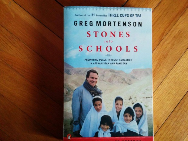 Greg Mortenson - Stones into Schools angol nyelv knyv- postzom is