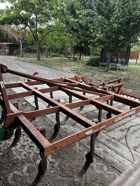 Gruber bővelkedő&noot.