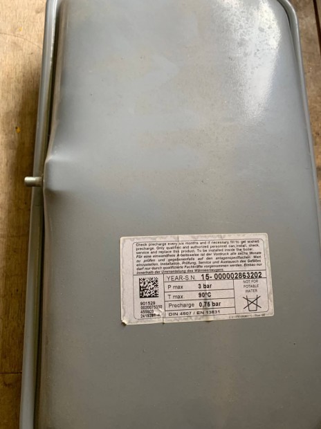 Grundfos 15 literes tágulási tartály!
