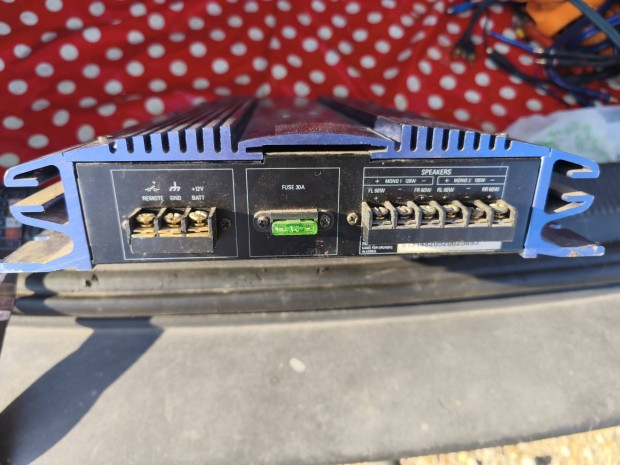 Grundig PA240 4x60 wattos autó erősítő