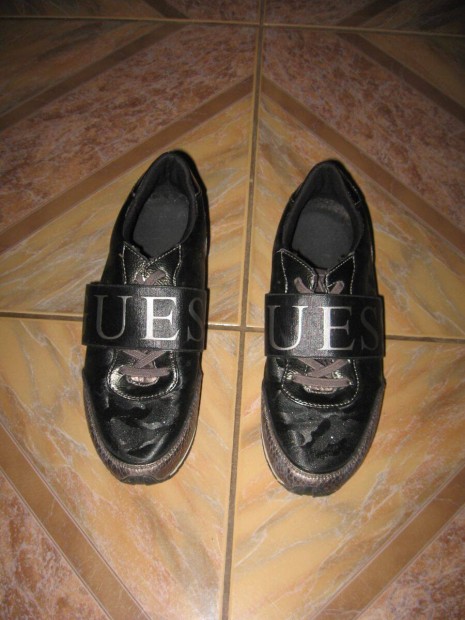 Guess cip� 40-es