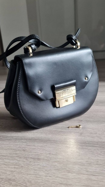 Guess crossbody táska hibátlan állapotban porzsákkal