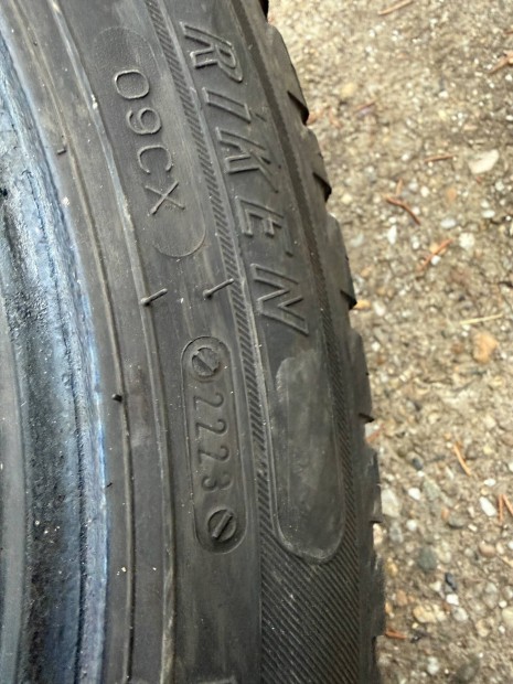 Gumiabroncs 245/45 t�li