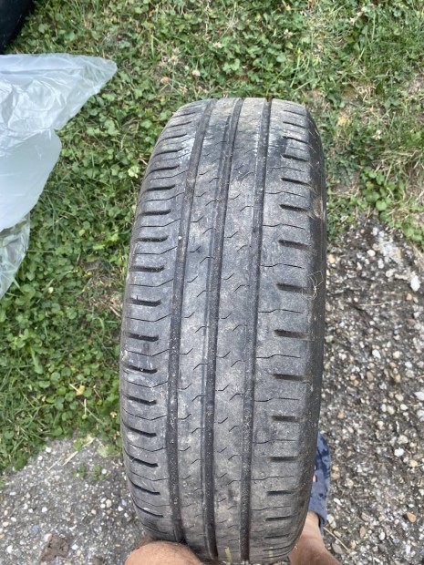 Gumiabroncs elad�